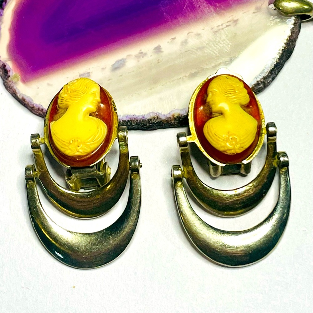 Unique Vtg plastic molded cameo clip on MCM style earrings (1.5x1”)